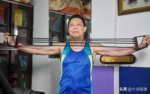 运动对人影响有多大？83岁钟南山看起犹如53，游泳篮球健身样样来