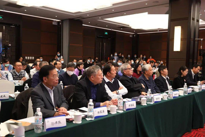 与会人员认真听取嘉宾演讲