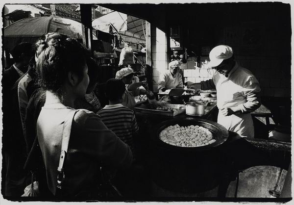 陈刚毅《刚出锅的生煎馒头》