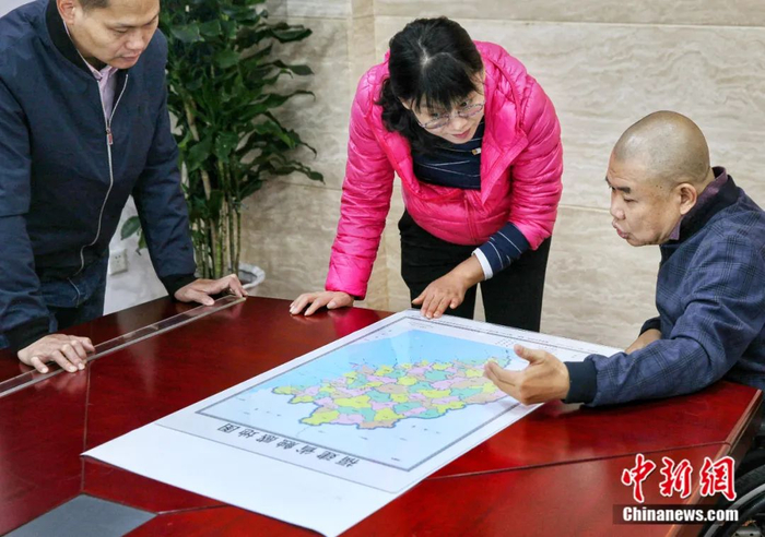 为了适用亚力克板的工业标准，触感地图的尺寸由760*570（毫米）的标准对开尺寸微调到749*541（毫米）。蒋文洁 摄