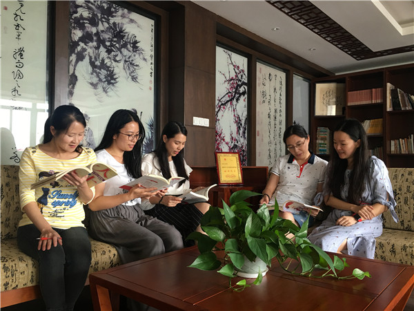 老师们进行阅读分享，好书共赏