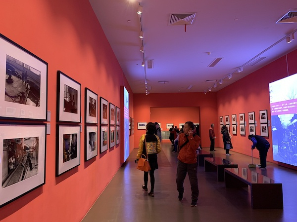 中华艺术宫“曾经的印记——馆藏上海风貌摄影作品展”展览现场