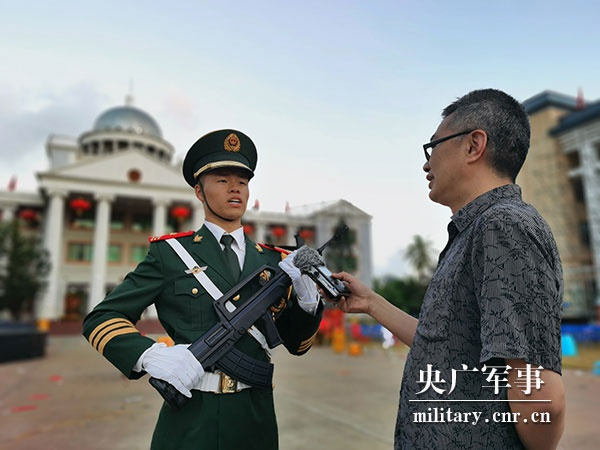 　　总台央广记者孙崇峰采访武警三沙中队战士 