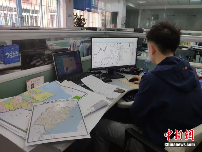 程晔在制图。他说，这是他入行九年来最有“爱”的一个工作经历。郭兵 摄