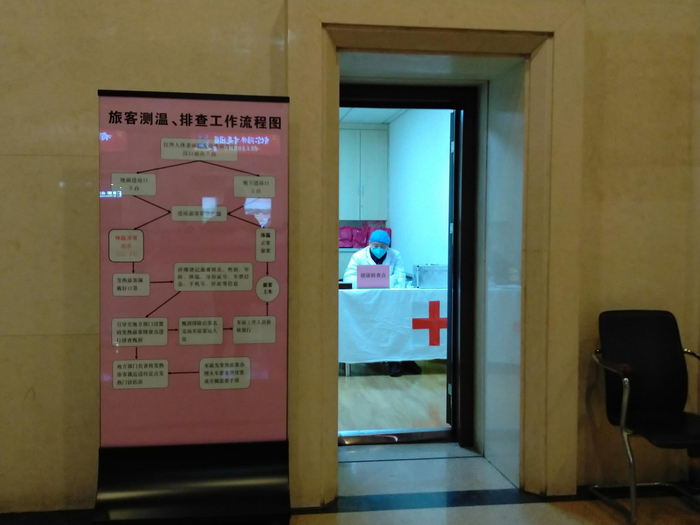 &nbsp;汉口站一楼大厅东边的体温检查站点已经严阵以待。&nbsp;新京报记者&nbsp;海阳&nbsp;摄