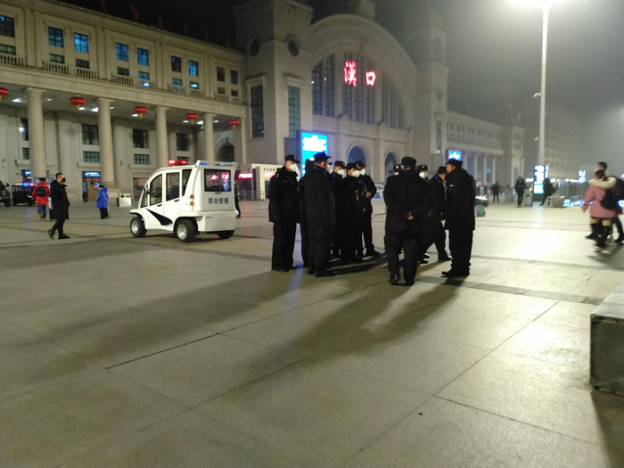 6时35分，汉口站广场上，一队警务人员正在开会。&nbsp;新京报记者&nbsp;海阳&nbsp;摄