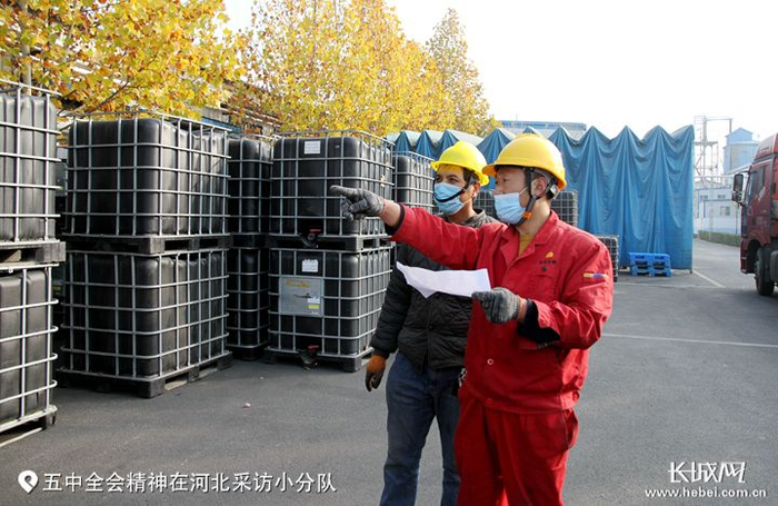 晨光生物周转库叉车司机智越锋（右）核对刚卸下的辣椒红半成品数量。长城网记者 袁立朋 张建勋 摄