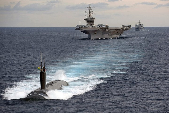 ▲竖立在潜艇上方高而细的管子便是潜望镜。 图片来自：Pixabay