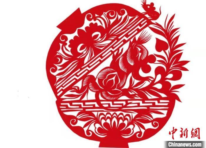 图为段建珺原创的“鼠咬天开”剪纸图样。　马知远 摄