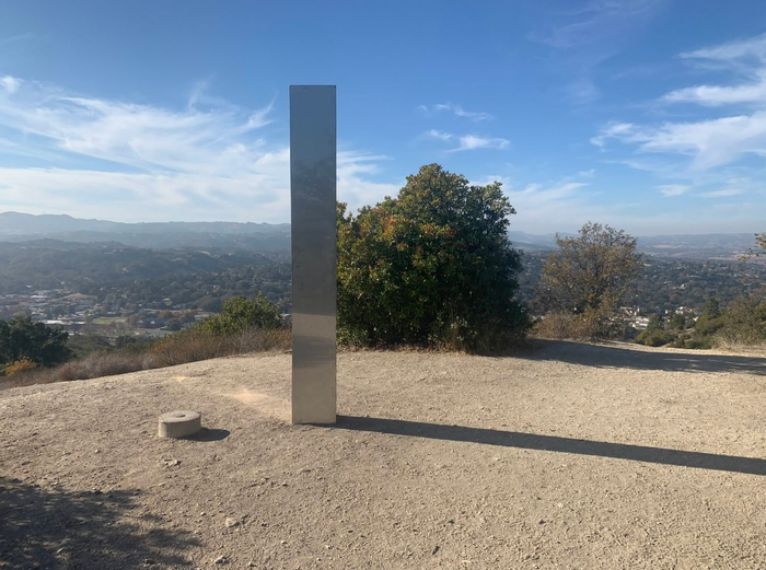 加利福尼亚州山头的金属碑（推特）