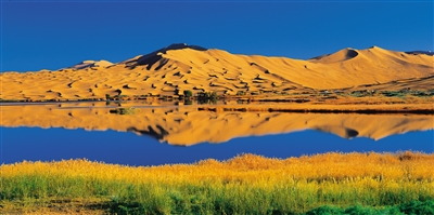 巴丹吉林沙漠沙山湖泊风光。图/巴丹吉林沙漠风景名胜区管委会供图