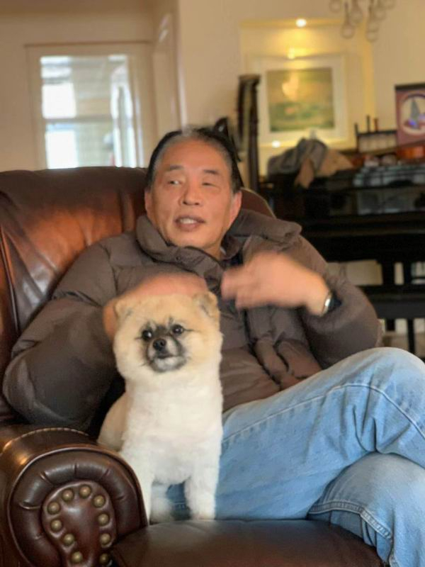 陆元敏和他的小狗“晶晶”