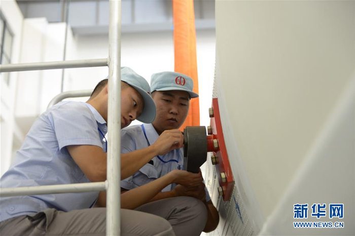 工作人员在为箭体装吊具（10月30日摄）。 新华社发（胡家锴 摄）