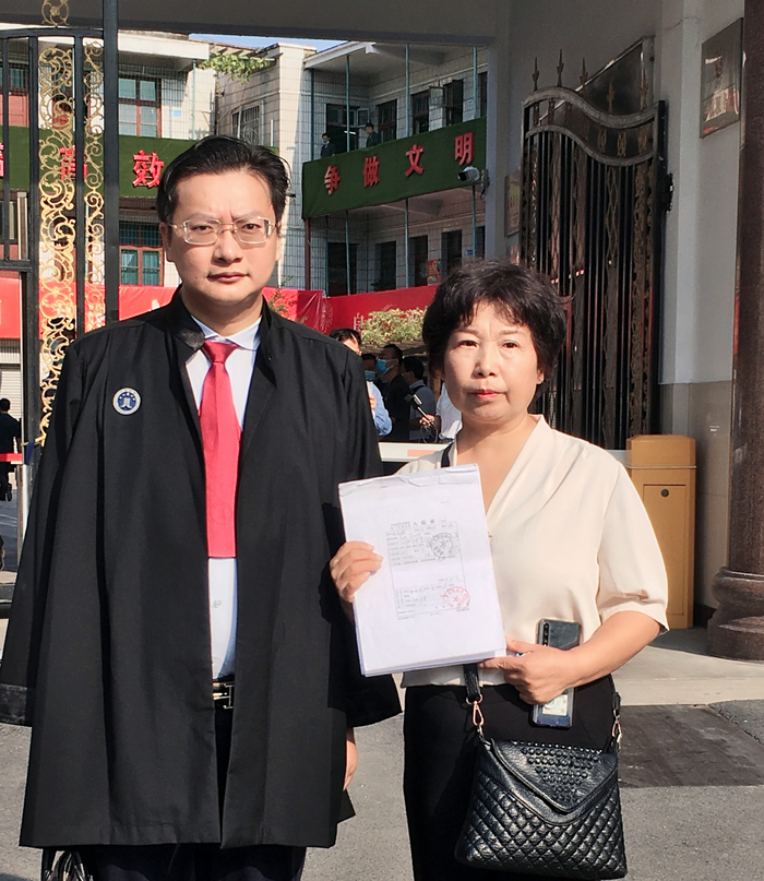 周兆成律师（左）和杜新枝（右）