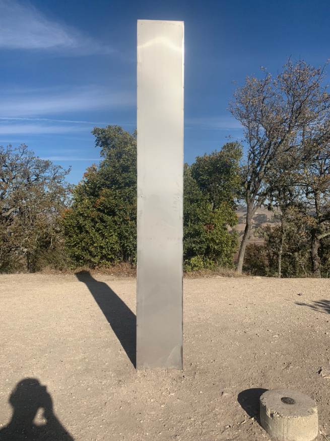 这座石碑固定不稳，可左右摇晃（推特）