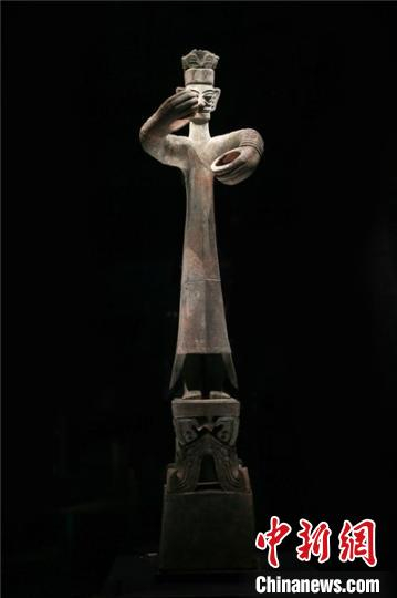 青铜大立人。　广汉市委宣传部提供 