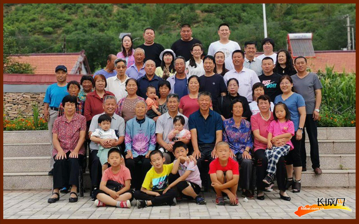 围场满族蒙古族自治县八顷村村民合影。