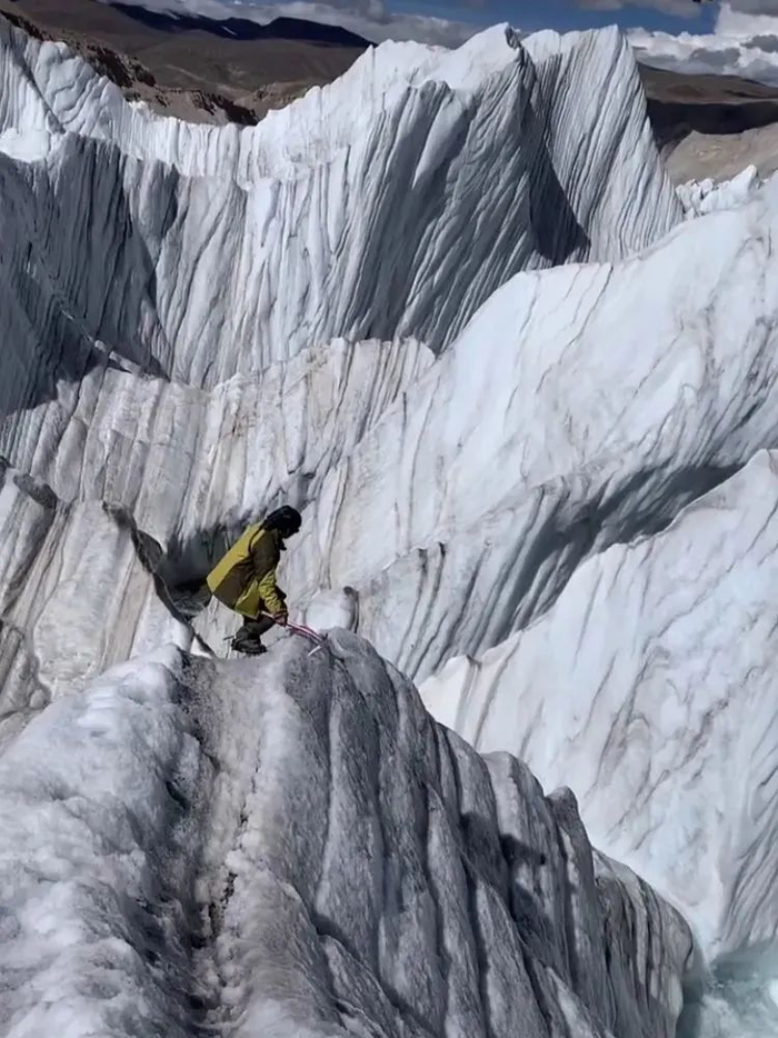 ·攀登雪山的王相军。