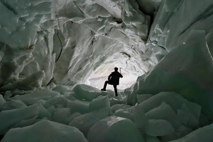 ·王相军在西藏浪卡子县的一条冰川探险。图自新华每日电讯。