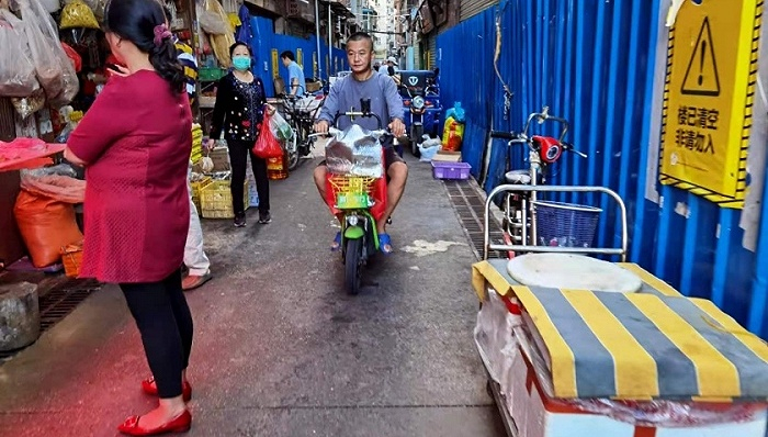 深圳白石洲的小巷。梁宙/摄