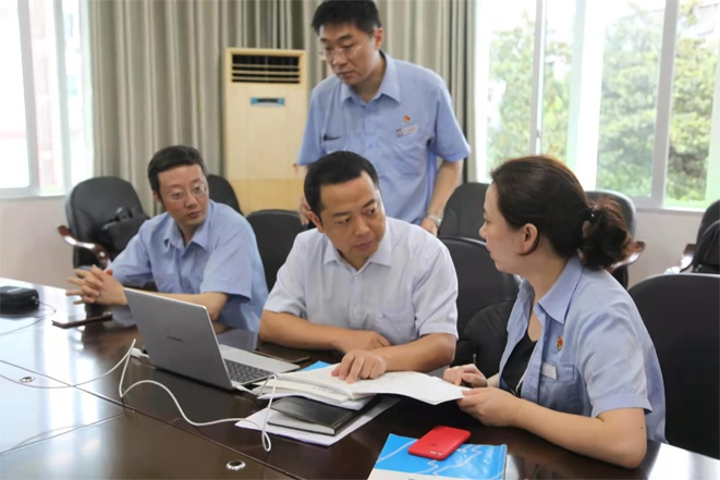 　　今年以来，华电集团公司纪检监察工作人员紧盯关键环节、关键岗位、关键人员加强监督检查，持之以恒纠治“四风”。这是工作人员收集“四风”问题线索的场景。（华电集团公司纪检监察组供图）