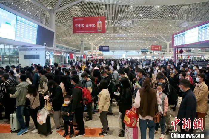 西安北车站内人头攒动。张远 摄