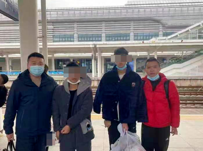 两名犯罪嫌疑人被抓获（中间两人）
