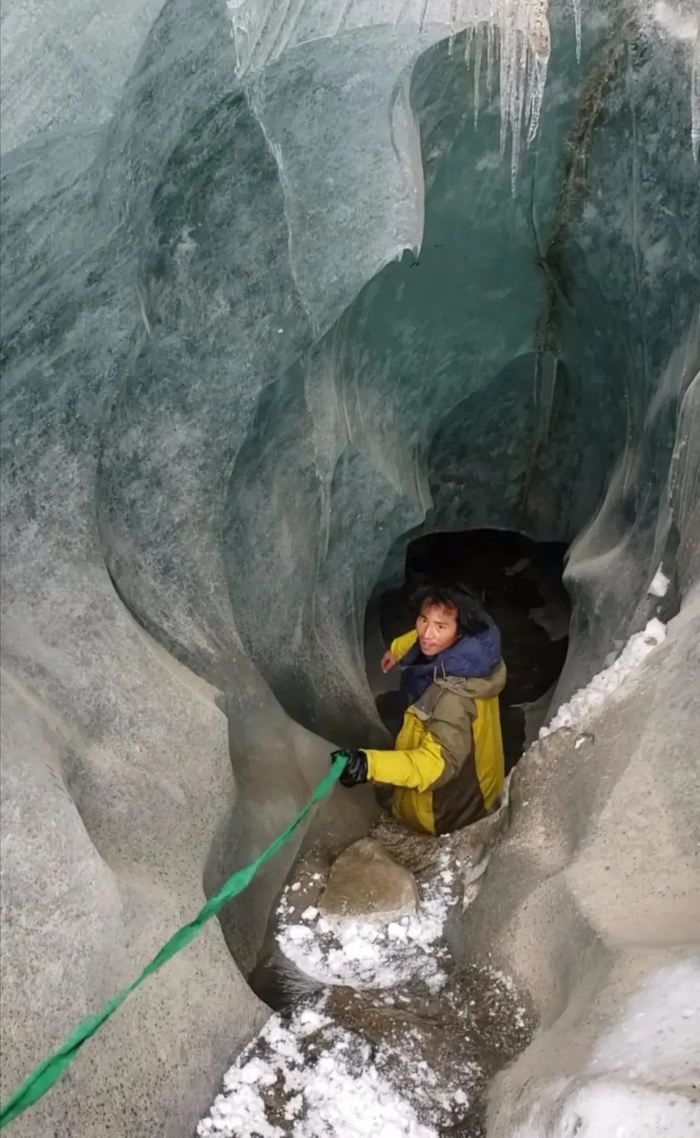 ·王相军此前发布的视频截图，显示他正在进入一条冰川的内部。