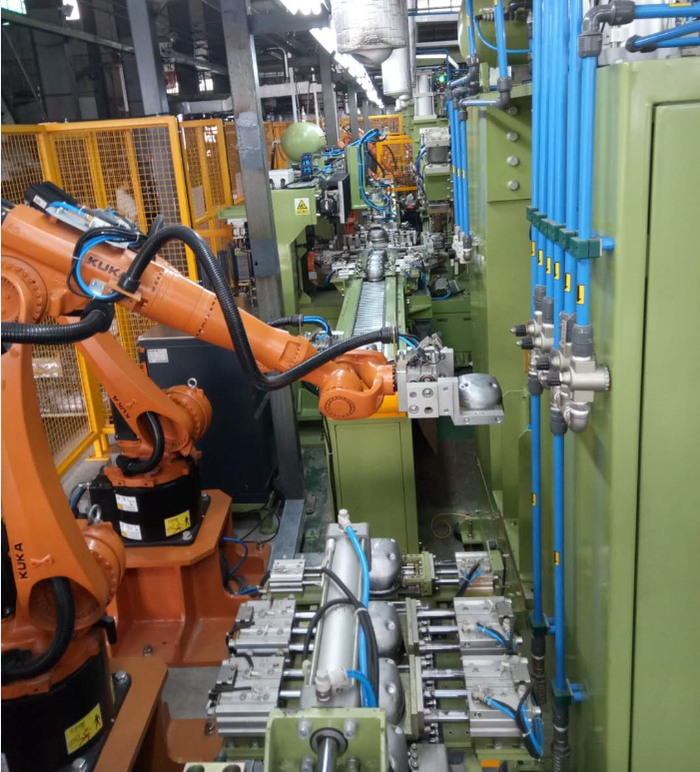 图为广州工控万宝压缩机生产线