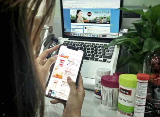 ▲在广州基金公司工作的王女士正在从拼多多“百亿补贴”为自己挑选保健品，美白、助眠、调节肠胃等相关商品是她关注的重点。 （安舜 摄）