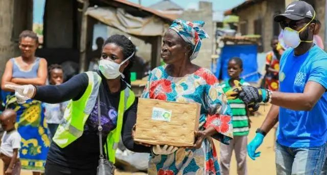 △2020年4月，尼日利亚拉各斯，基层工作人员在封城期间给民众分发食物和防疫物资