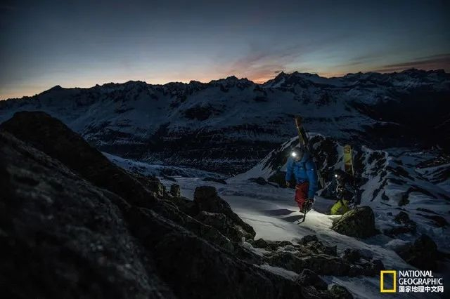 目前最多有多少人参与火把滑雪？2887人。2016年，在法国著名雪场Les Arcs 里，2887名滑雪者创造了火把滑雪参与人数最多的新纪录。下图为滑雪现场的实况。