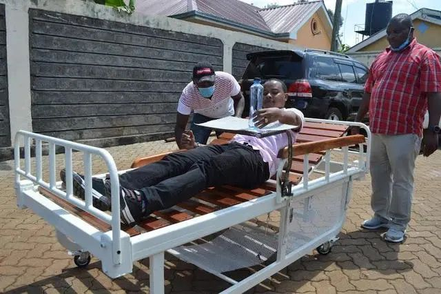 △肯尼亚年轻人自制重症监护病床