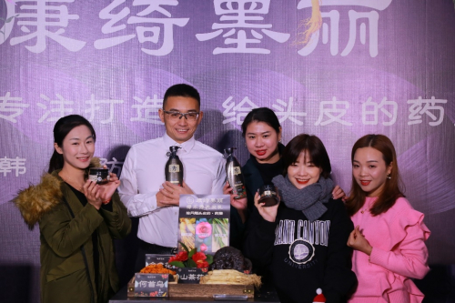 活动现场嘉宾互动