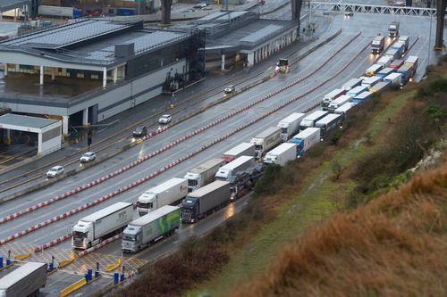 2月1日，在英国东南部城市多佛，车辆驶入多佛港，准备搭乘渡轮驶向欧洲大陆。多佛是英国距离欧洲大陆最近的港口城市。新华社发（雷伊·唐摄）