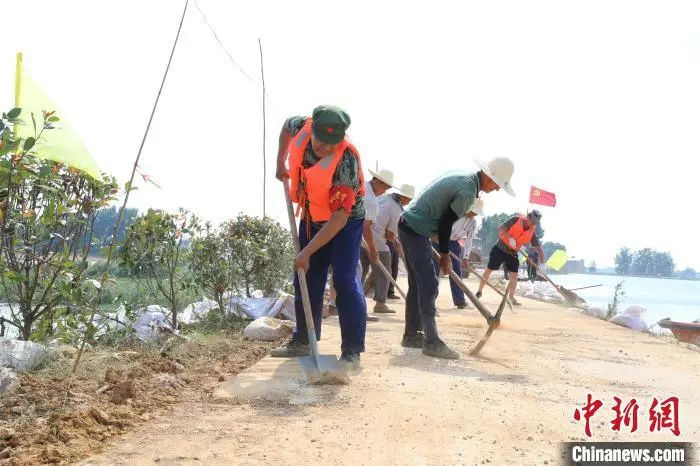 退伍老兵千里驰援江西抗洪一线：洪水不退 决不收兵。彭琴 摄