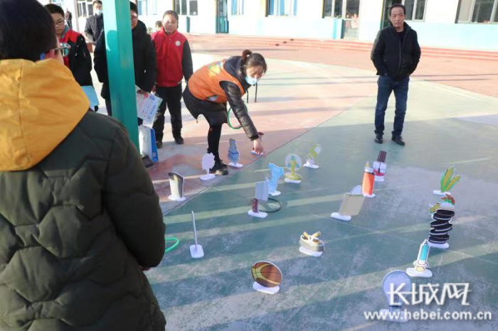 邢台环卫公司工作人员带领同学们进行了丰富多彩的游戏互动环节。 通讯员 张玉莲 摄