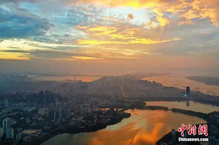 航拍落日余晖照映江西省九江市城区。程鹏 摄