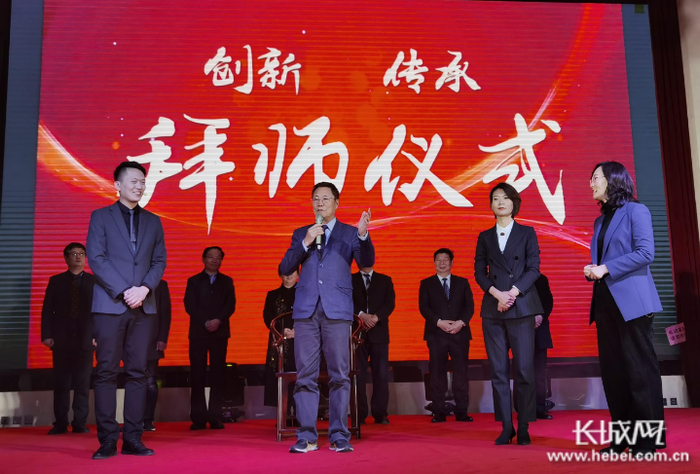 拜师仪式现场。郄晓强 摄