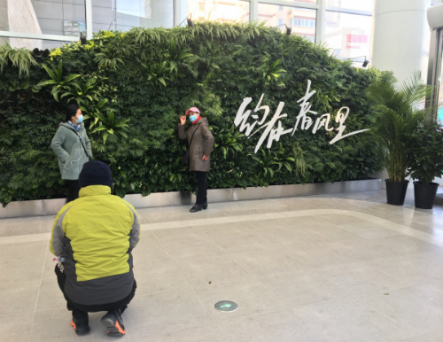 在大兴大悦春风里拍照的顾客们 程璐洋/摄