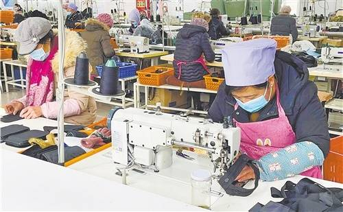 宁夏泉祥户外纺织用品有限公司车间内，工人们正在生产户外用品。 经济日报-中国经济网记者 薛志伟摄