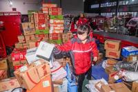 成都夫妻档快递员春节照常营业:有客户给发红包