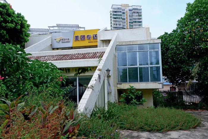 张家慧夫妇位于海口市美兰区福海花园的一套别墅，已经废弃多年，如今荒草丛生。摄影/本刊记者 黄孝光