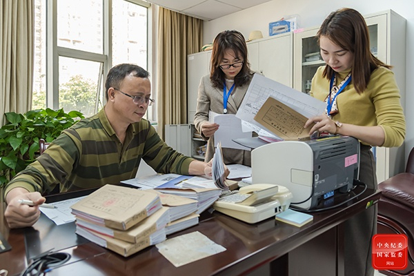 广西壮族自治区鹿寨县纪委监委重点围绕“三公”经费使用、津补贴发放等情况开展专项督查，通过查阅会计凭证、流水账单，严查“四风”隐形变异问题。（广西壮族自治区鹿寨县纪委监委 覃智锋 摄）