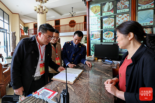 云南省陆良县纪委监委紧盯违规吃喝、违规接受管理和服务对象宴请等奢靡之风，深入各餐饮酒店或单位食堂开展监督检查，严防“四风”问题反弹回潮。（云南省陆良县纪委监委 王勇 摄）