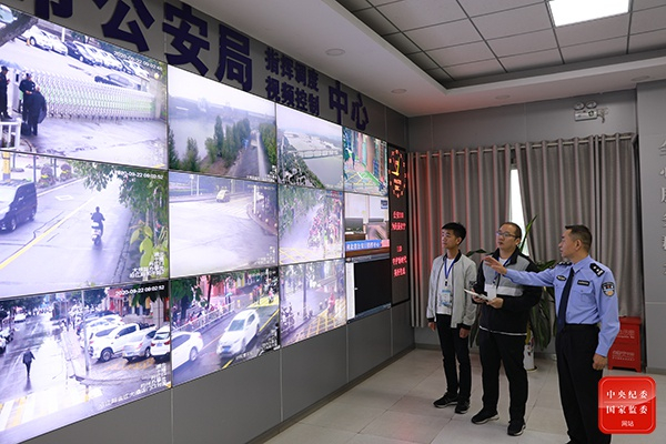 湖北省丹江口市纪委监委监督检查组借助公路交通“天网”实时监控，对全市旅游景点、主要道路、关键卡口的公车行驶轨迹进行监督，严查公车私用，坚决遏制“车轮上的腐败”。（湖北省丹江口市纪委监委 夏君 摄）