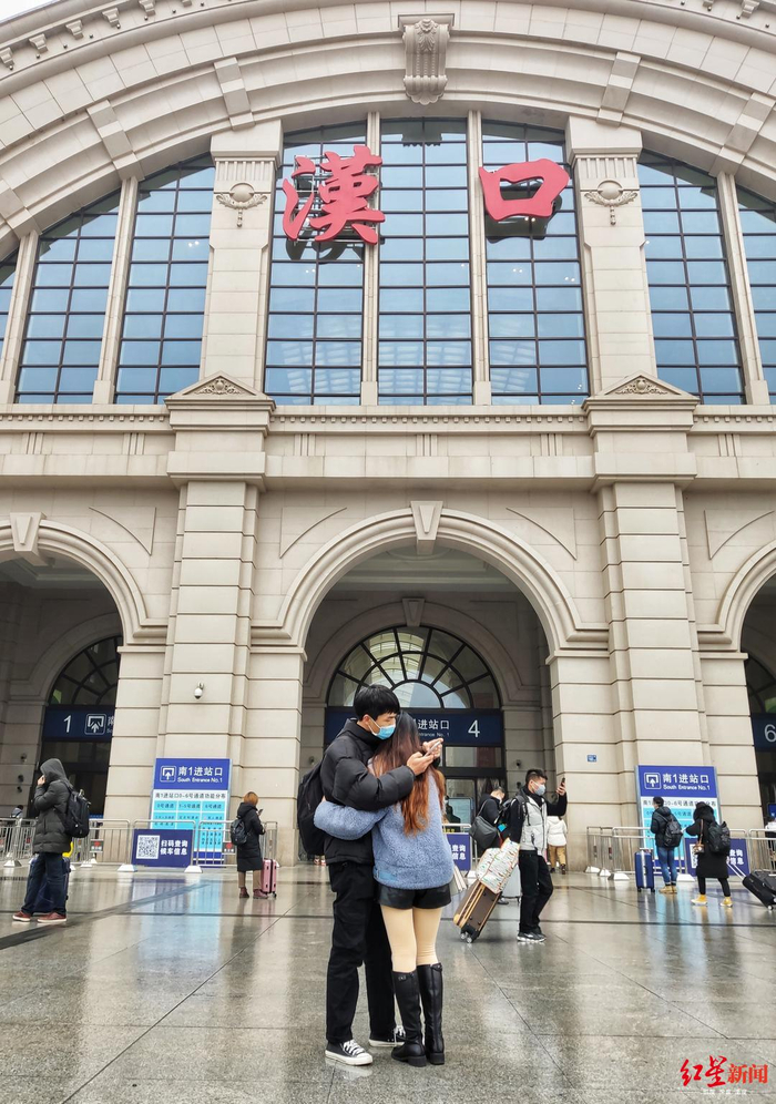 　↑武汉汉口火车站一对戴口罩情侣&nbsp;摄影&nbsp;王效