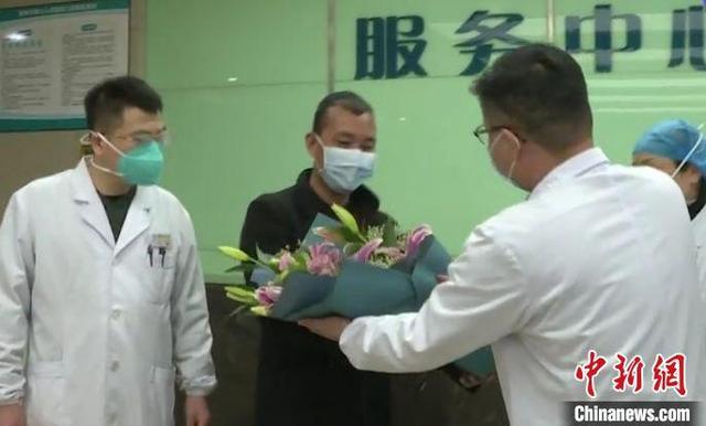 浙江首例治愈的新型冠状病毒感染的肺炎确诊患者出院