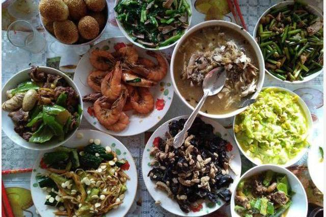 除夕家家户户都准备丰盛的年夜饭。资料图 