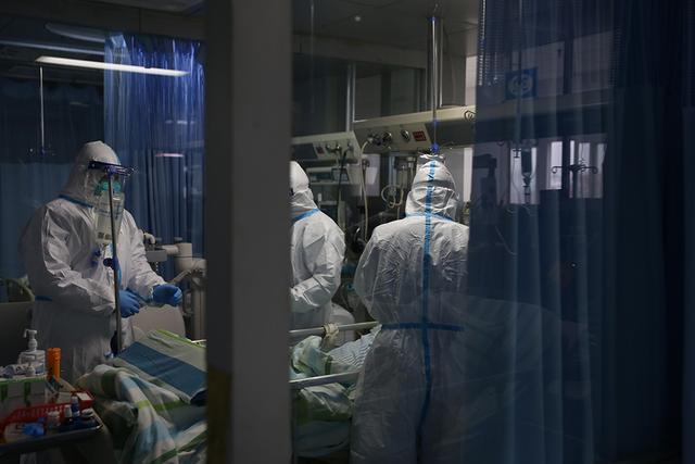 探访武汉重症隔离病房：三层防护服加三道门，一天不上洗手间